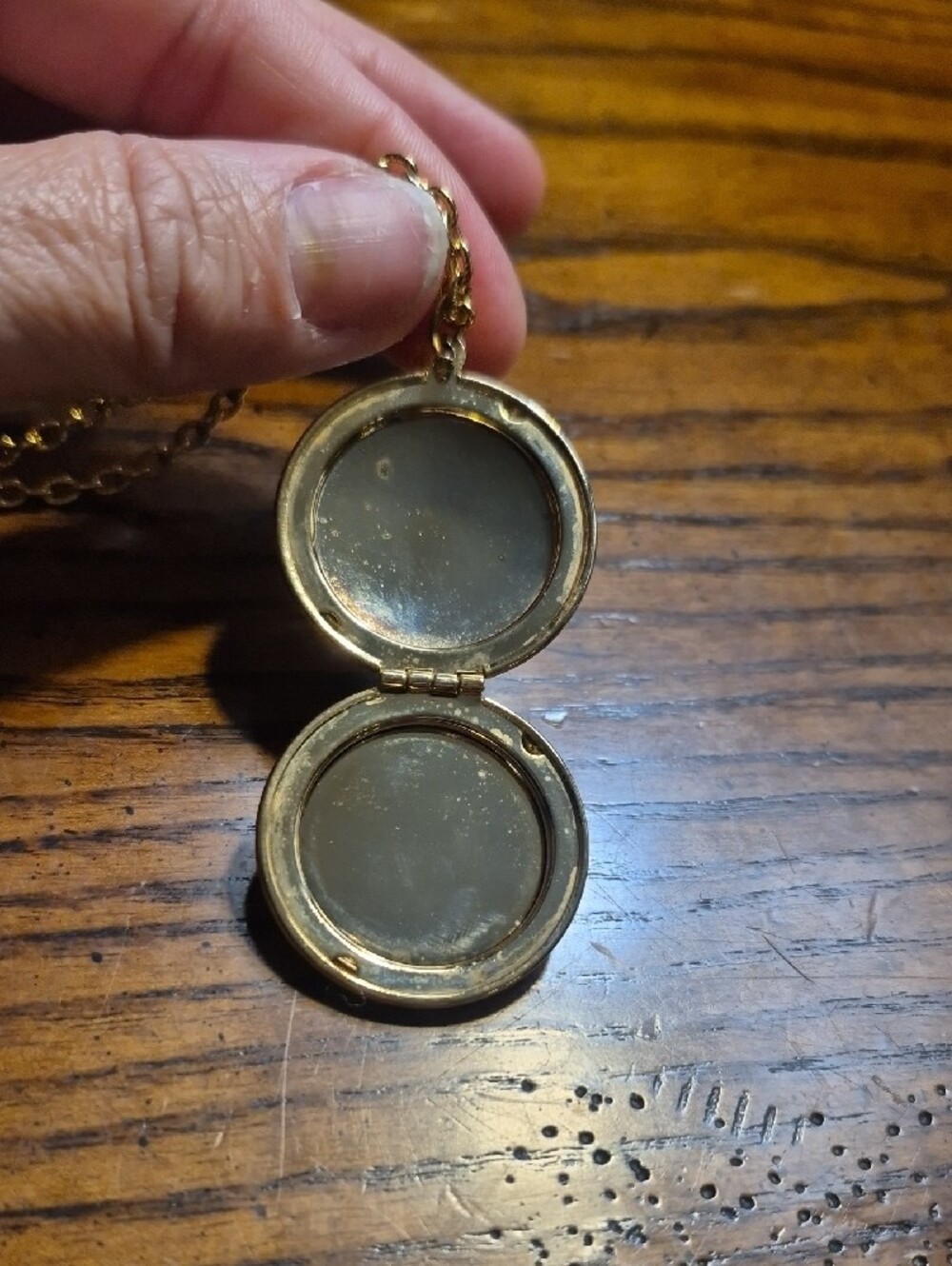 Vintage Guilloche Rose With Black Enamel Locket Gold-tone - Picture 7 of 7